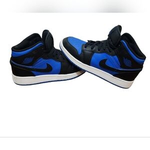 Jordan Retro 1s Mid Varsity Royal Sneakers